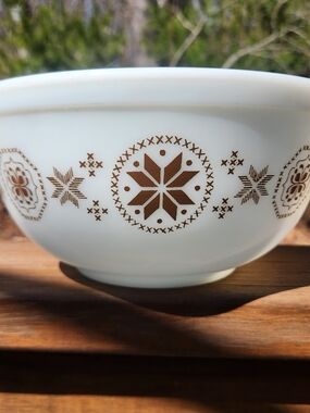 Pyrex #403 Town & Country Mixing Bowl w/ Snowflake Medallion Pattern 2.5 Quart